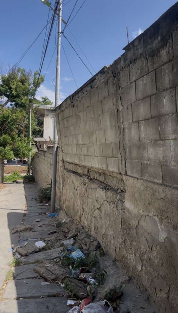 Una pared está a punto de caer cerca del Seguro