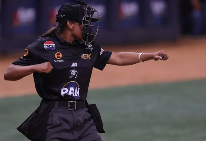 Wanda Rodríguez hace historia como la primera árbitra en un juego oficial de la LVBP
