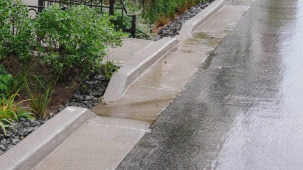 así son las calles que beben la lluvia y limpian el agua antes de que se pierda