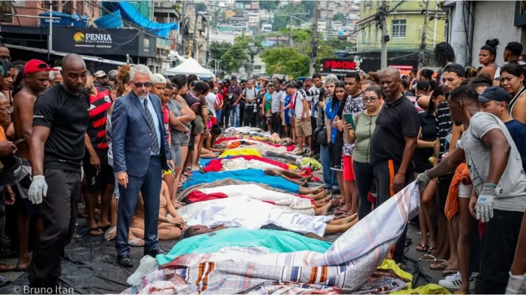 cientos de familiares realizan filas en la morgue para reconocer los cuerpos