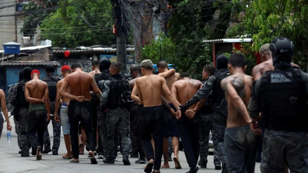 los criminales atacaron a la policía con drones