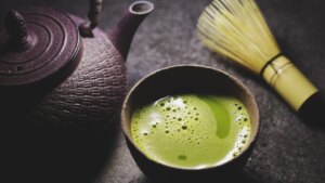 ¿Es mejor el café o el té matcha?