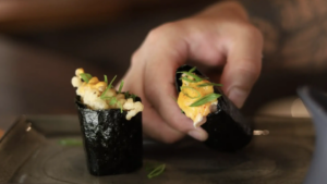 Qué es un hand roll bar y tres opciones en Madrid que no decepcionan
