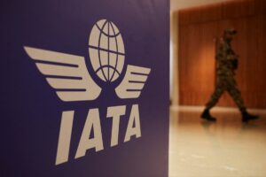 Iata pide a Venezuela «reconsiderar» revocación de permisos a aerolíneas