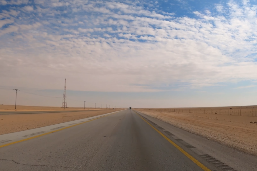 240 km sin curvas, en pleno desierto y con tráfico de camiones