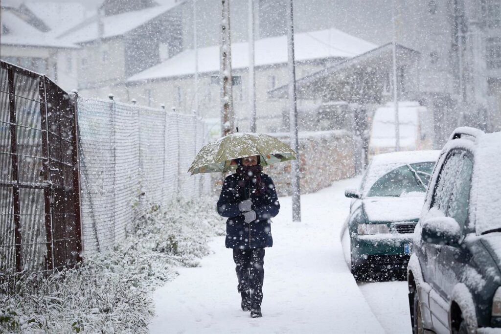 AEMET mantiene el aviso por nieve este jueves y viernes en tercio norte a 300 metros y máximas de menos de 10ºC