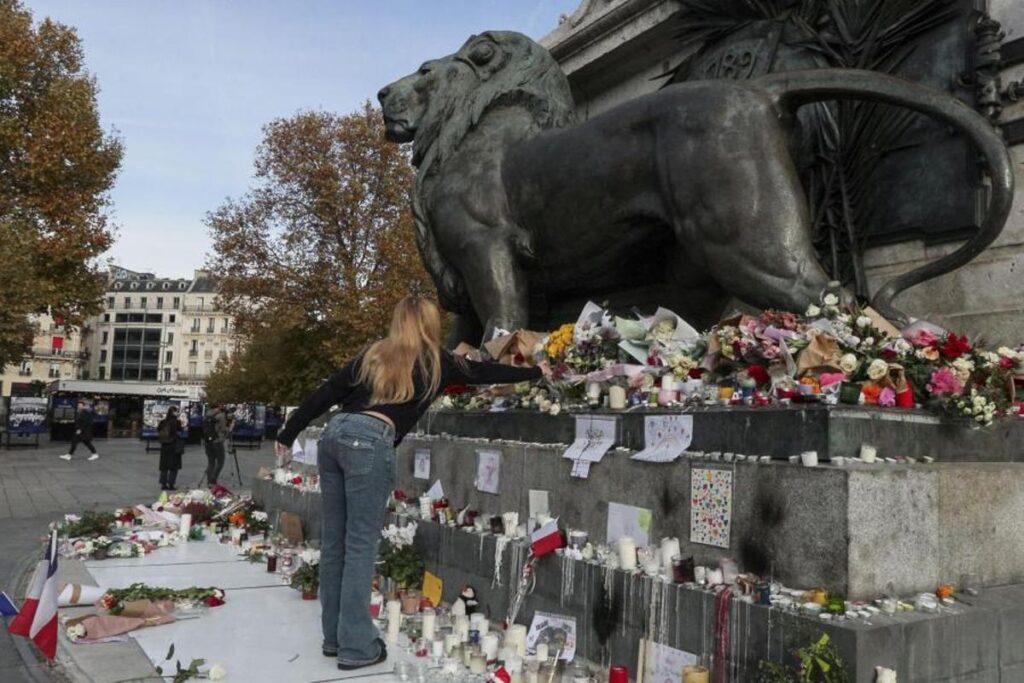 Altar improvisado en la plaza de la República de Paris, en homenaje a las víctimas de los ataques yihadistas del 13 de noviembre de 2015.