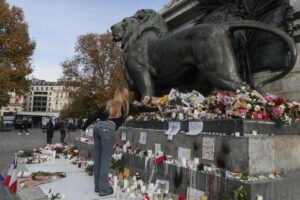 ATENTADOS YIHADISTAS PARÍS | Francia honra a las víctimas de Bataclan y mira al futuro en busca de la unidad | elperiodico.com