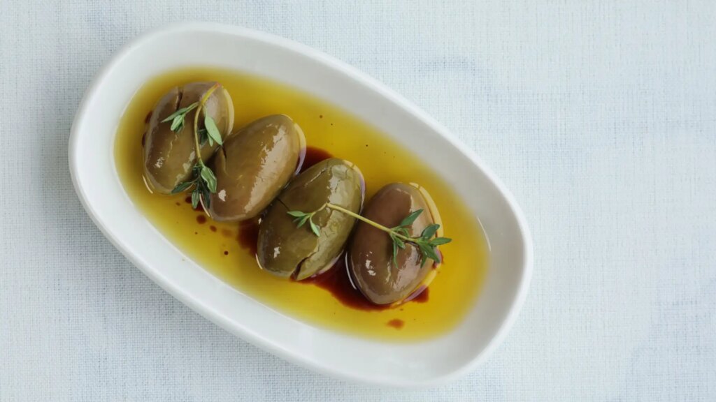 Aceitunas aliñadas al vermú, el aperitivo para sorprender a tus invitados que puedes preparar en casa en pocos minutos