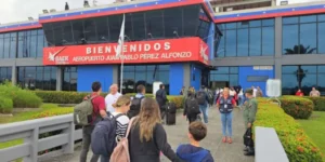 Aeropuerto reabre entre críticas a su gestión previa
