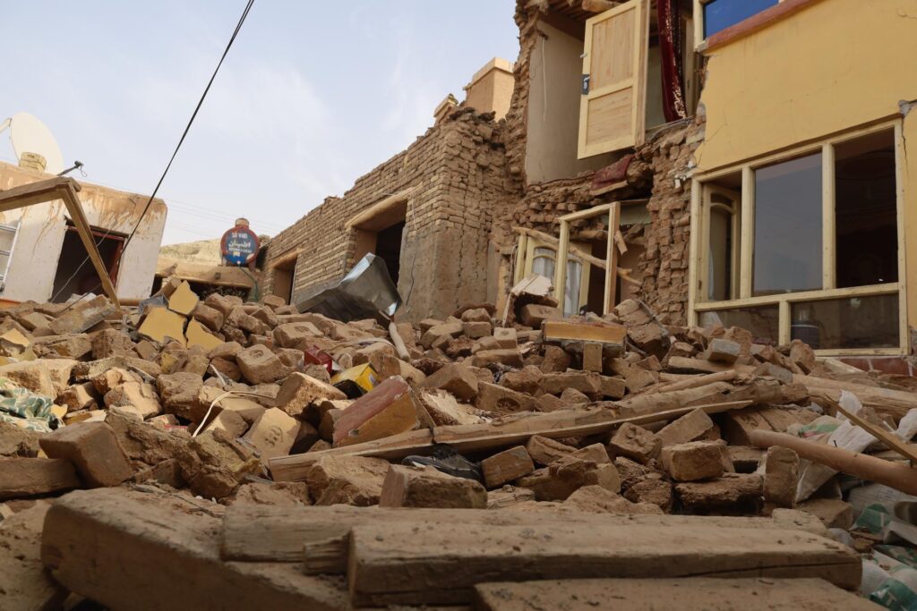 Afganistán sigue labores de rescate tras sismo que dejó 20 muertos y cerca de 1.000 heridos