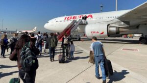 Agencias de viajes atienden a pasajeros afectados por suspensión de vuelos
