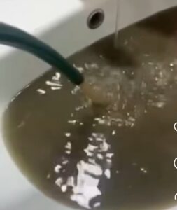 Agua sin tratar y hedionda sale por las tuberías