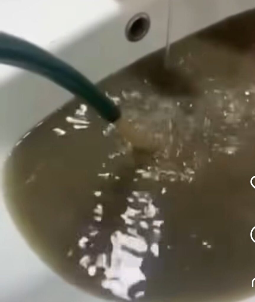 Agua sin tratar y hedionda sale por las tuberías