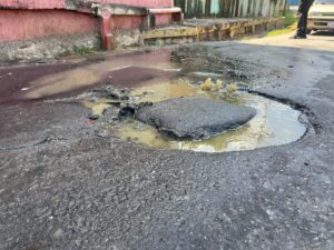 Aguas servidas se desbordan en la entrada de Canaima