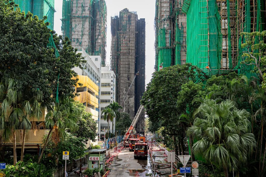 Alarmas fallidas, poliestireno en las ventanas y andamios de bambú: el cóctel inflamable que convirtió los rascacielos en llamas de Hong Kong en una trampa mortal