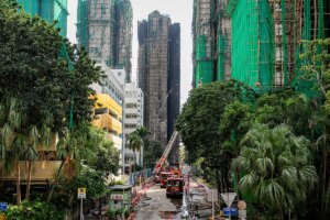 Alarmas fallidas, poliestireno en las ventanas y andamios de bambú: el cóctel inflamable que convirtió los rascacielos en llamas de Hong Kong en una trampa mortal | elmundo.es