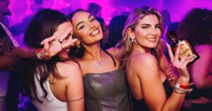Amigas despechadas se sirven tragos, ponen “Situación” a todo volumen y se olvidan que salieron con chamos de menos de 1.70cm – El Chigüire Bipolar