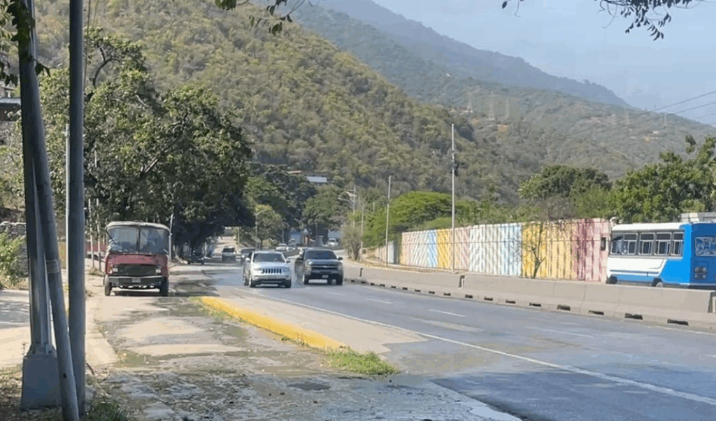 Anegada de aguas servidas la Intercomunal de Macuto hasta La Costanera
