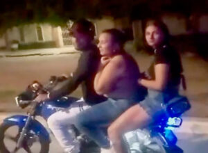 Arrestan a tres personas que iban ebrias y sin cascos en una moto en Miranda