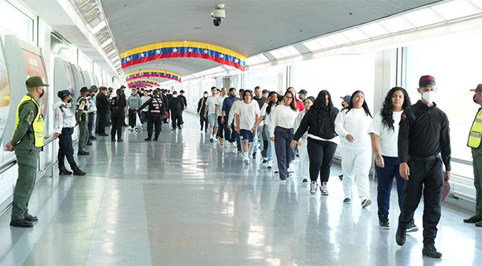 Arriba vuelo 82 de la Gran Misión Vuelta a la Patria con 283 migrantes desde Texas