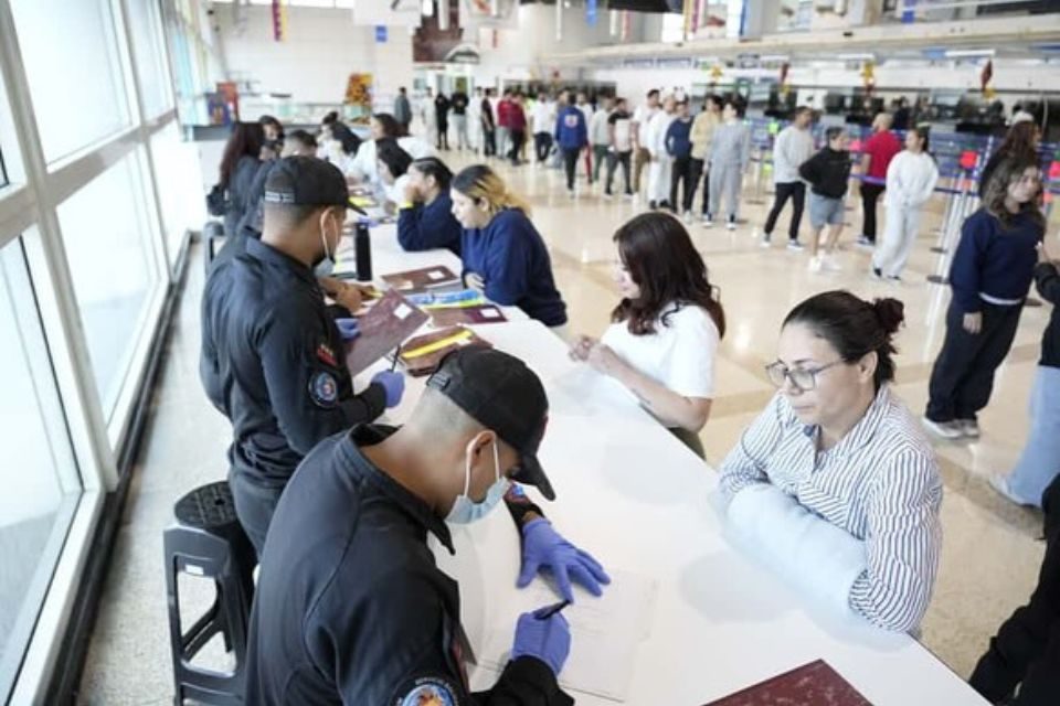 Arriban 167 venezolanos deportados desde Arizona: ocho son niños y adolescentes