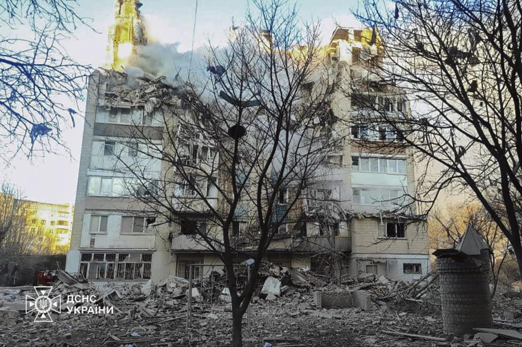 Asciende a 25 el número de muertos por ataque ruso contra una ciudad de Ucrania