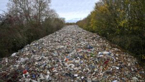 Así trafican los criminales con la basura en Europa – DW – 21/11/2025