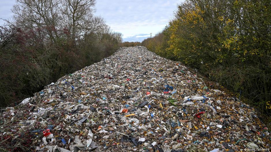 Así trafican los criminales con la basura en Europa – DW – 21/11/2025