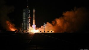 Astronautas ingresan en la estación espacial china Tiangong – DW – 01/11/2025