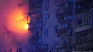 Ataque con drones cerca de Kiev deja un muerto y 11 heridos – DW – 30/11/2025