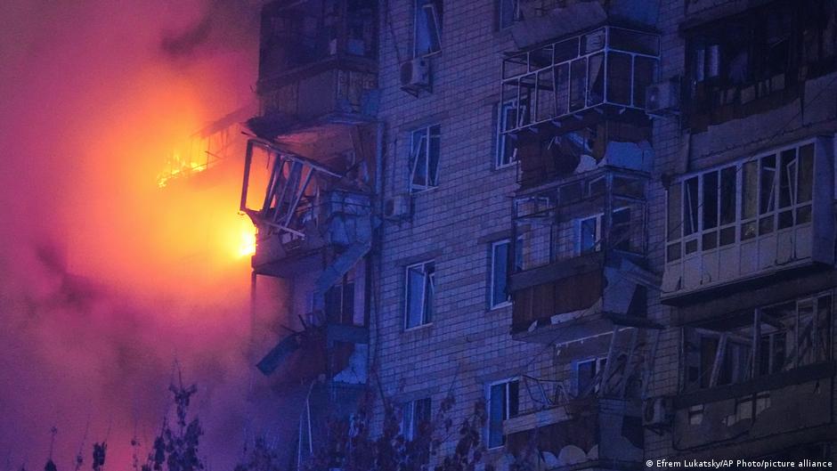 Ataque con drones cerca de Kiev deja un muerto y 11 heridos – DW – 30/11/2025