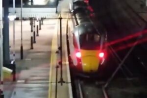 Ataque en tren de Inglaterra deja varios heridos y dos detenidos