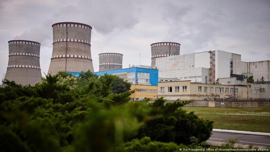Ataques de Rusia amenazan la seguridad nuclear de Ucrania – DW – 12/11/2025