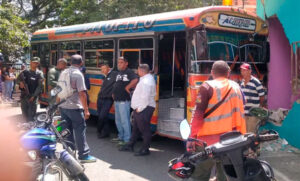 Autobús perdió el control e impactó contra tres vehículos y una vivienda