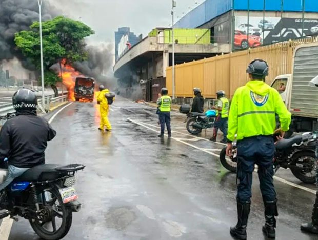 Autobús se incendió en la autopista Francisco Fajardo