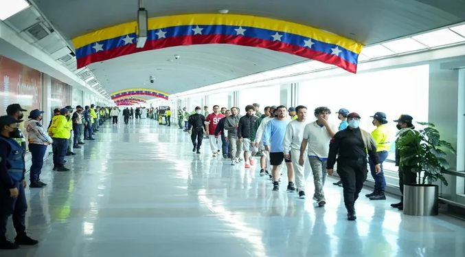 Avión de EEUU aterriza en Venezuela con 175 deportados