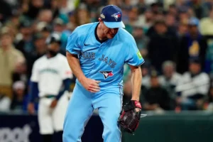 Azulejos vencen 8-2 a Marineros para empatar la Serie de Campeonato