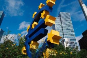 BCE advierte que los precios de las acciones pueden caer mucho
