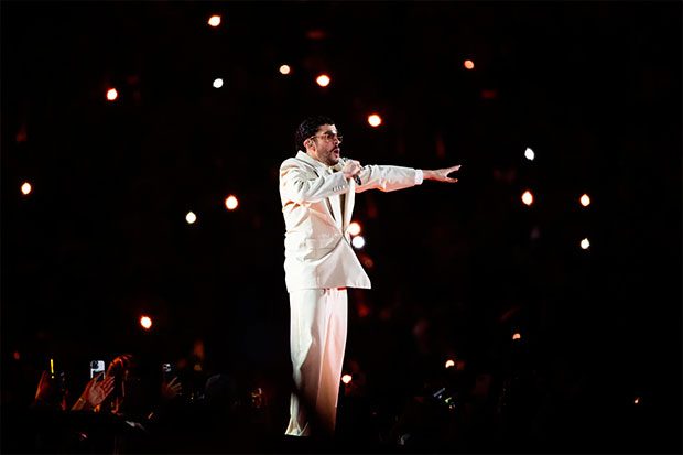 Bad Bunny agradece a dominicanos "por tanto amor" y bromea sobre la comida y el béisbol