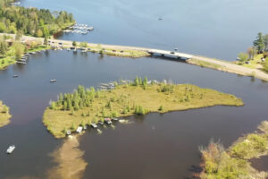 Cada año, los habitantes de Wisconsin tienen que mover una isla de sitio. Y lo hacen empujándola con más de 25 barcos