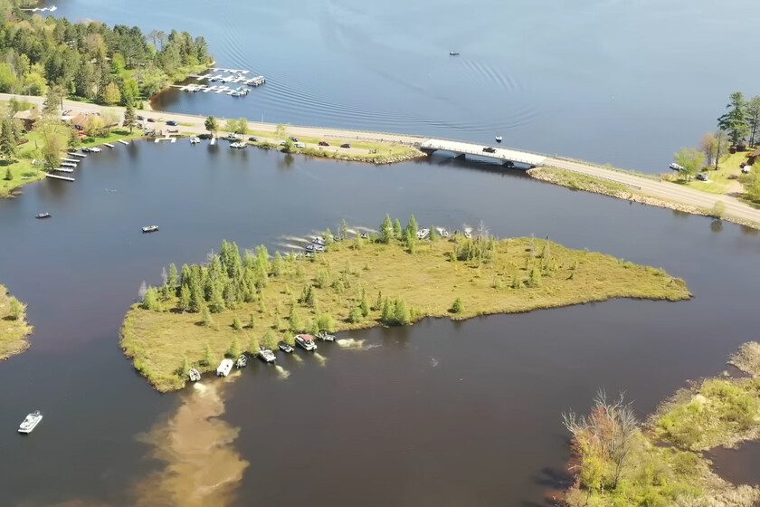 Cada año, los habitantes de Wisconsin tienen que mover una isla de sitio. Y lo hacen empujándola con más de 25 barcos