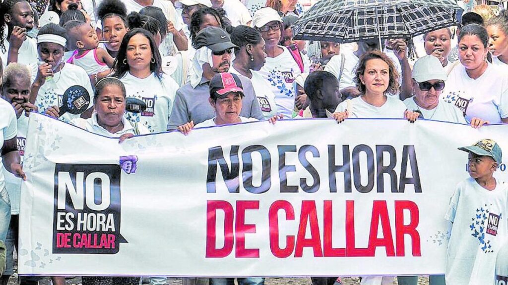Cartagena clama justicia tras la muerte de una joven profesora cuando salía del colegio donde trabajaba a manos de su pareja sentimental
