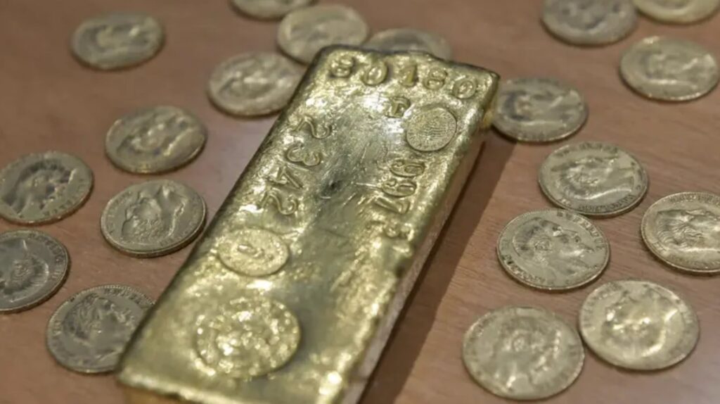 Cavó un pozo en el patio de su casa para hacer una piscina y halló lingotes de oro