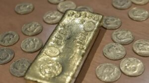 Cavó un pozo en el patio de su casa para hacer una piscina y halló lingotes de oro