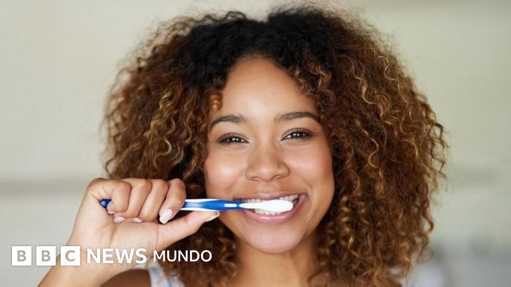 Cepíllate antes (y no después) de desayunar y otros 3 consejos para lavarte bien los dientes