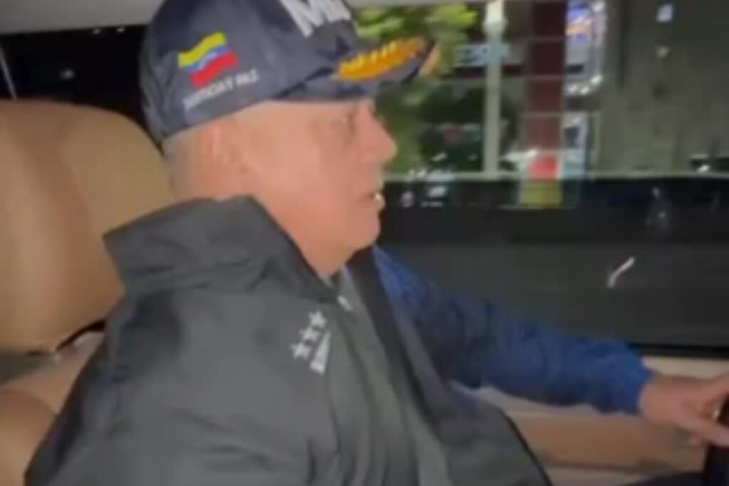 Cerco militar de EEUU tiene sin dormir a Diosdado Cabello, quien salió a patrullar Caracas de noche (VIDEO)