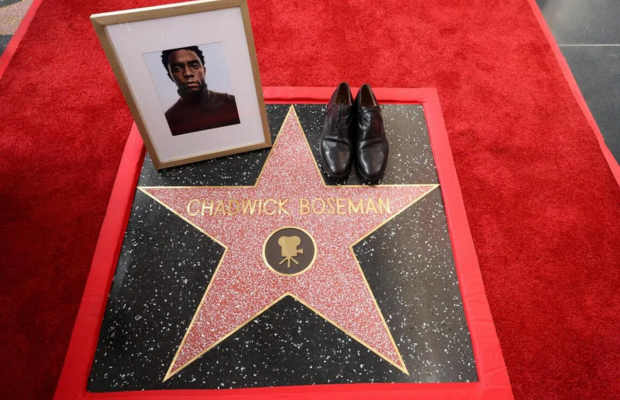 Chadwick Boseman fue homenajeado con una estrella en el Paseo de la Fama de Hollywood