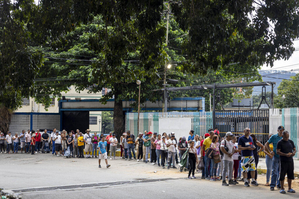 Chavismo prepara tercer mes de aguinaldos mientras los trabajadores sobreviven con sueldos pulverizados