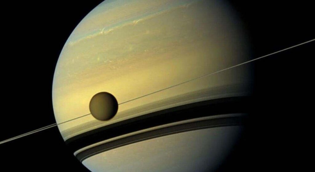 Científicos de la NASA detectan que la luna helada de este planeta podría albergar vida